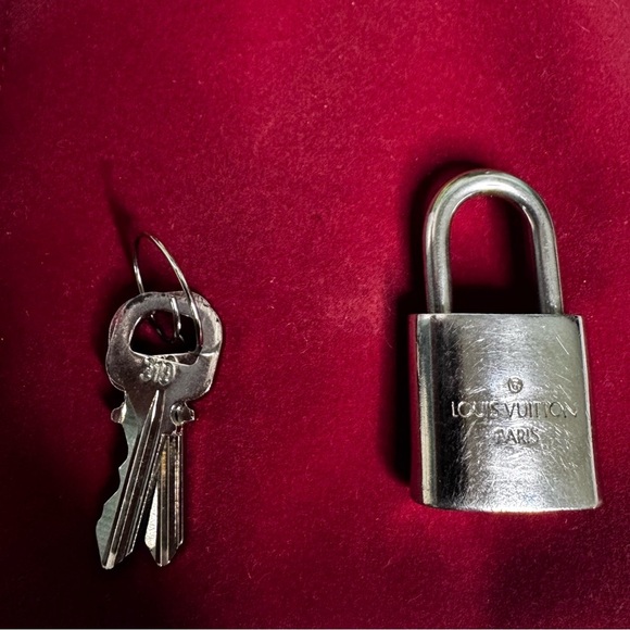 Louis Vuitton Silver Lock #319 with Keys - Picture 2 of 4